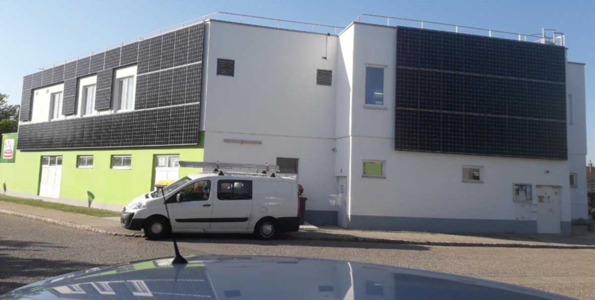 Photovoltaik-Anlage auf einer Hausfassade in Niederösterreich
