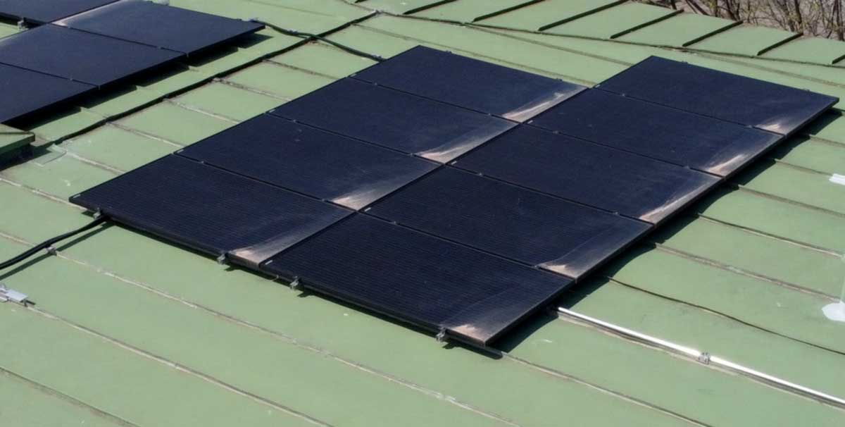 verschmutzte Photovoltaik-Module auf Flachdach