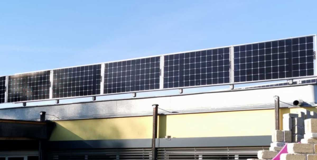 Zaun aus Photovoltaik-Modulen
