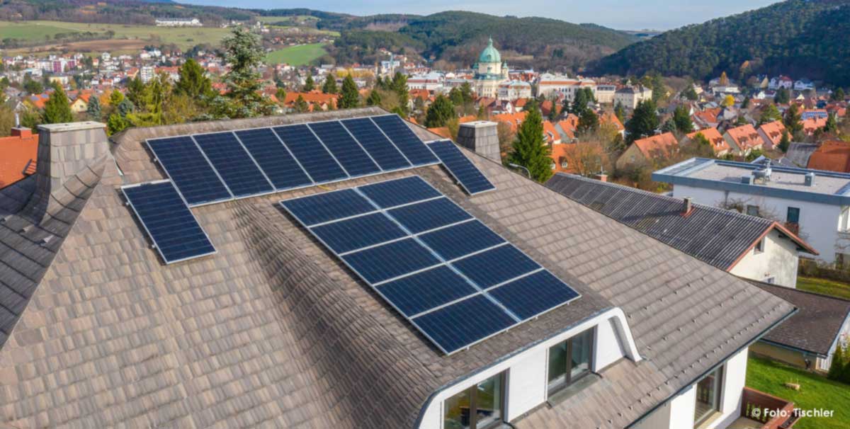 Photovoltaik-Anlage auf einem Eternit-Schindeldach