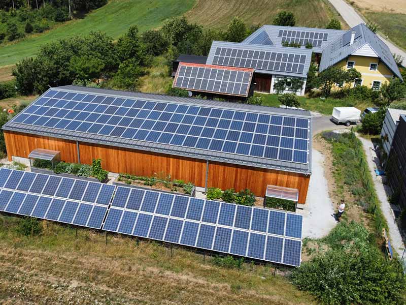 Photovoltaik-Anlagen auf unterschiedlichen Dächern