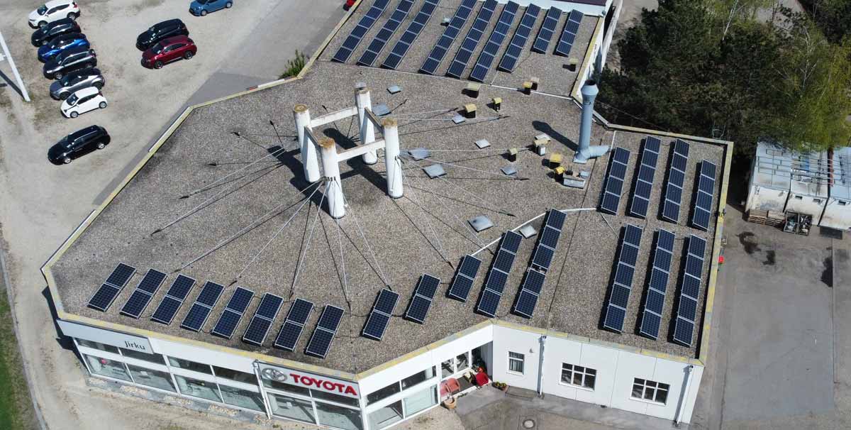 Photovoltaikanlage auf Dach von Toyota Deutsch-Wagram, Niederösterreich