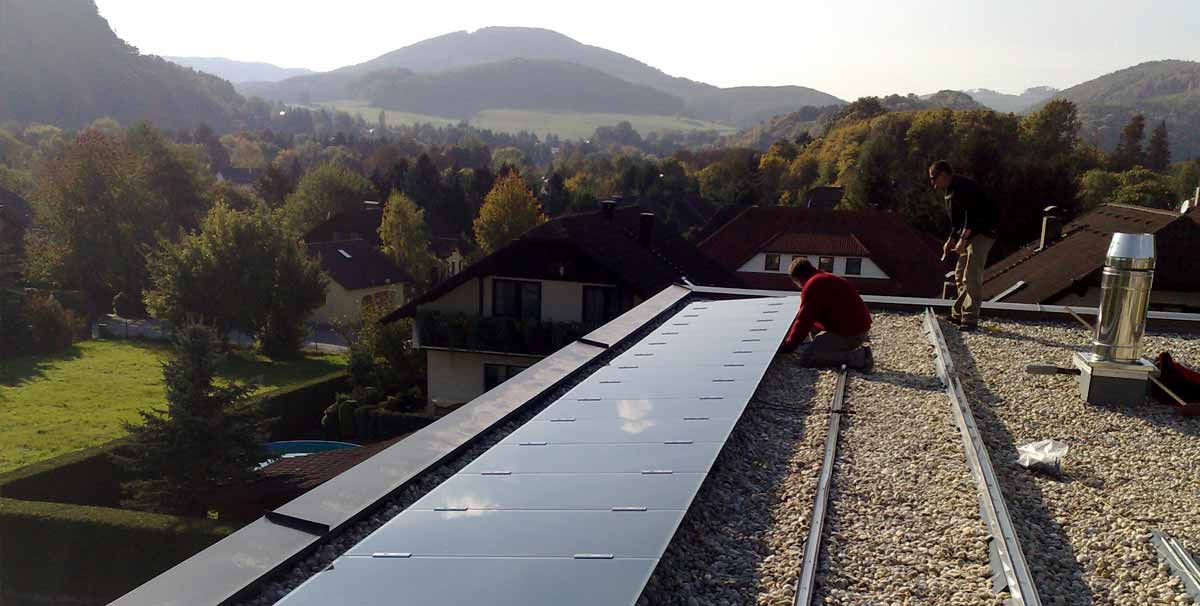 Solateure errichten eine Photovoltaikanlage