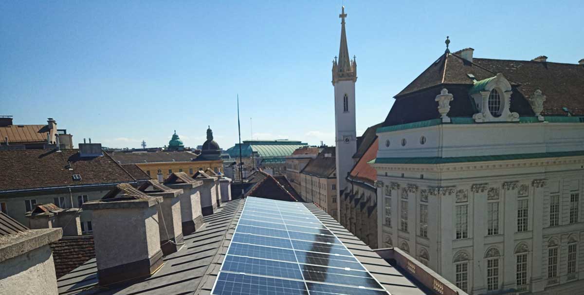 Photovoltaik-Anlage auf einem dekmalgeschützen Gebäude in Wien